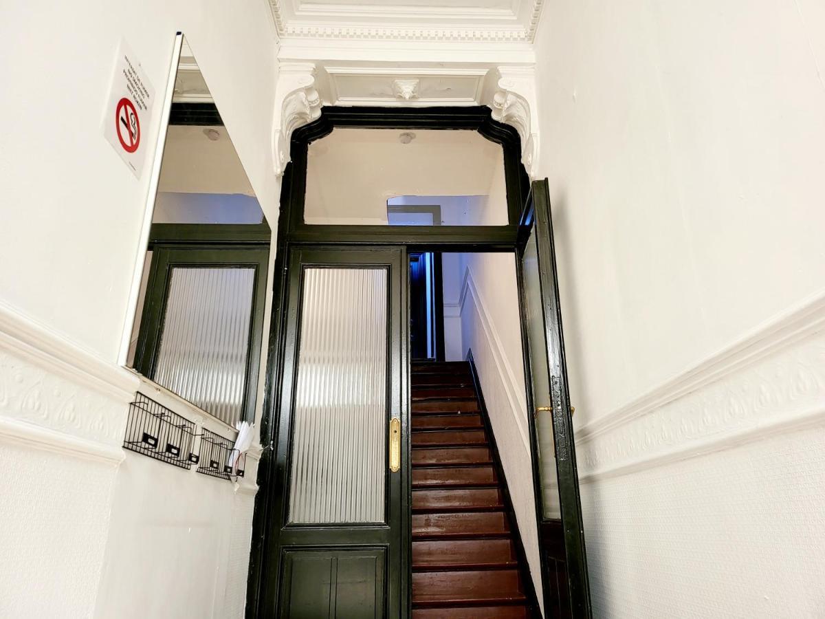 Chambre Privee Au 3E Etage Sans Ascenceur En Plein Centre De Charleroi Apartamento Exterior foto